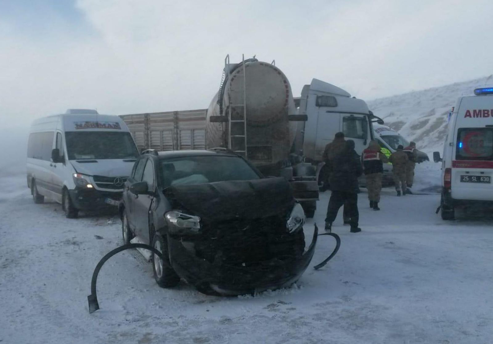 Erzurum’da 20 araç birbirine girdi, ölü ve yaralılar var