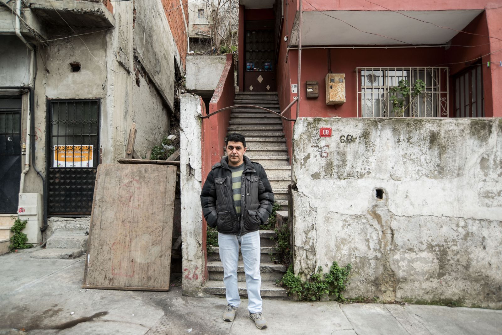 Hasköy'de gizemli olay! Evlere para dolu zarf bırakıyor