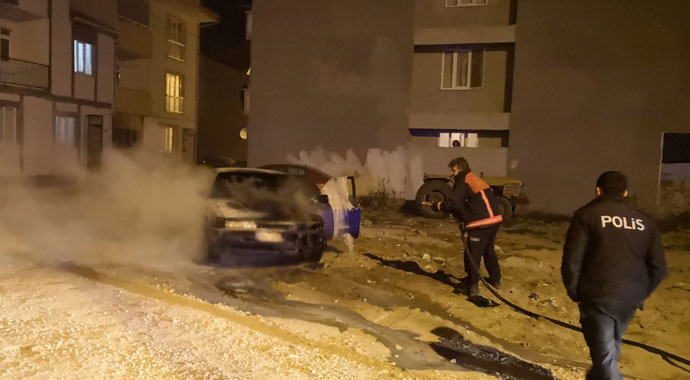 Yangın çıkan otomobilin yanında boş benzin bidonu bulundu