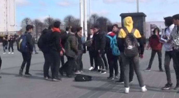 Taksim Meydanı’nda öğrencilerin tekme tokat kavgası kamerada