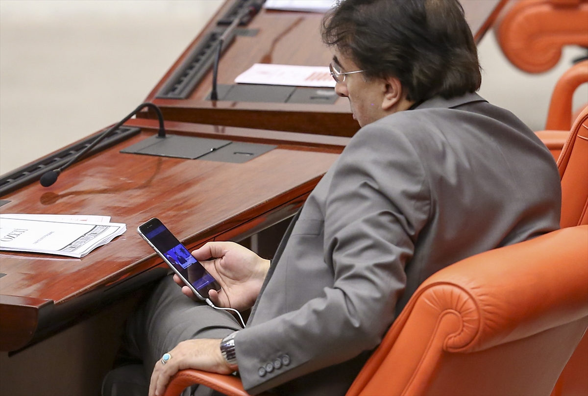 Meclis'teki vekiller Davutoğlu'nu cepten izledi