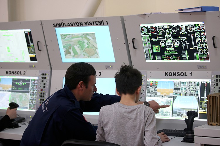 Çocuklar 'SİHA pilotu' oldu