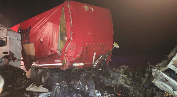 Nusaybin'de TIR ile tankeri çarpıştı: 1 ölü, 1 yaralı