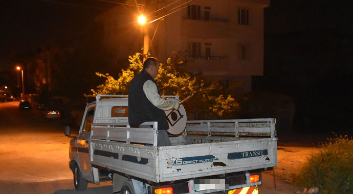 Davulcu, kamyonetle sokak sokak geziyor