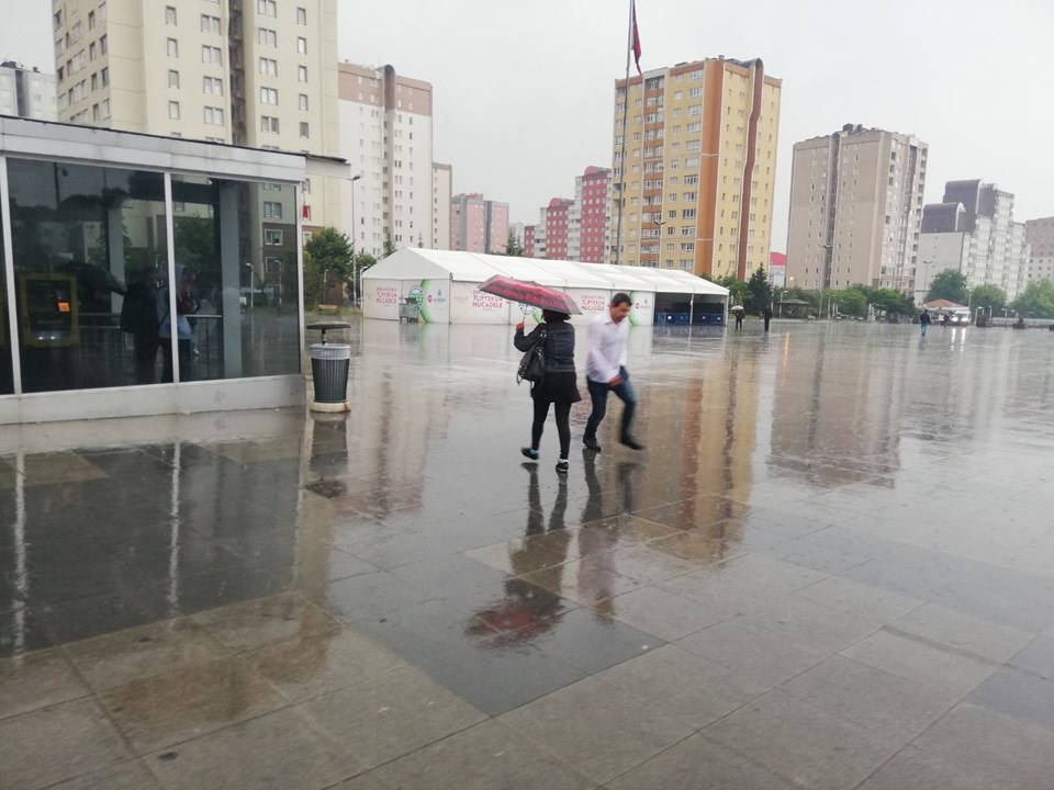 İstanbul’da şimşekler gökyüzünü aydınlattı