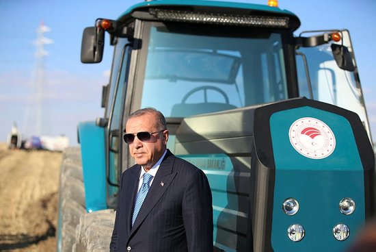 Erdoğan, yerli 'elektrikli traktör' deneme sürüşünü gerçekleştirdi