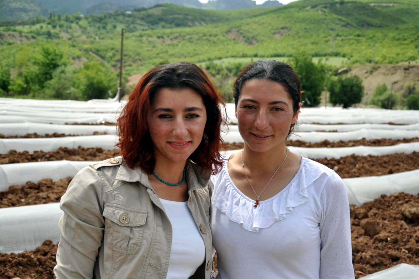 Mardinli iki kız kardeş Tunceli'ye sera kurdu