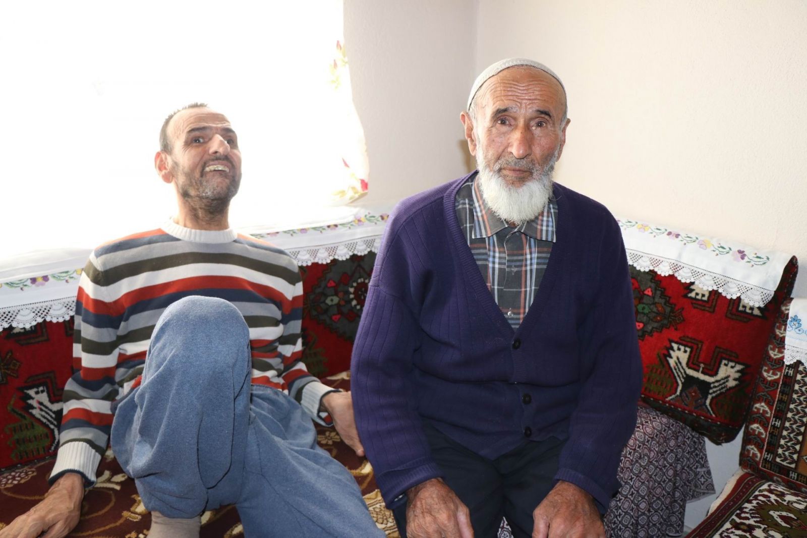 53 yıldır engelli oğluna bakan Emin amca, devlet başka ülkelere muhtaç olmasın diye engelli maaşı almamış