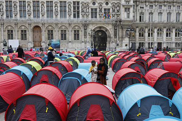 Yüzlerce göçmen Paris'in göbeğine kamp kurdu