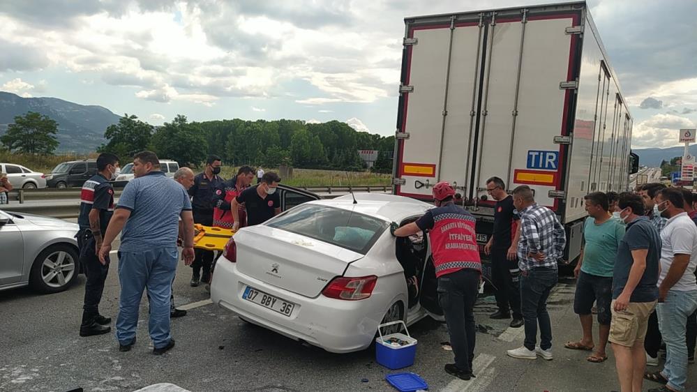 Sakarya'da otomobil tırın altına girdi, çok sayıda yaralı var