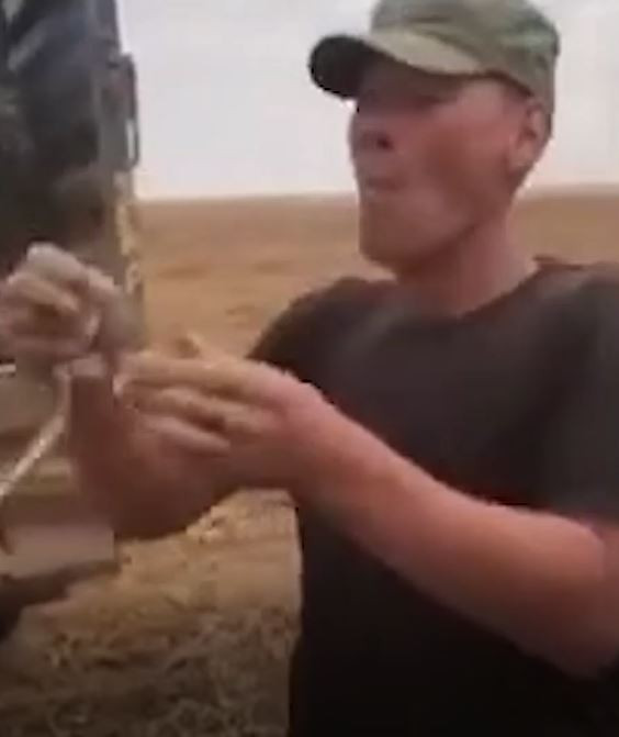 Arkadaşlarını etkilemek için yılanı ağzına soktu! Hayatını kaybetti