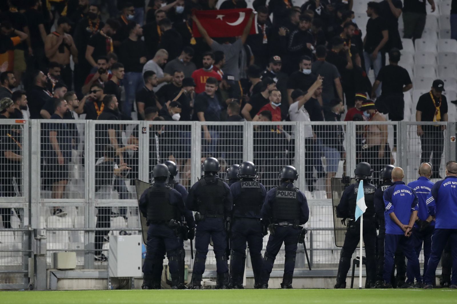 Fransız polisi Galatasaray taraftarına biber gazı sıktı