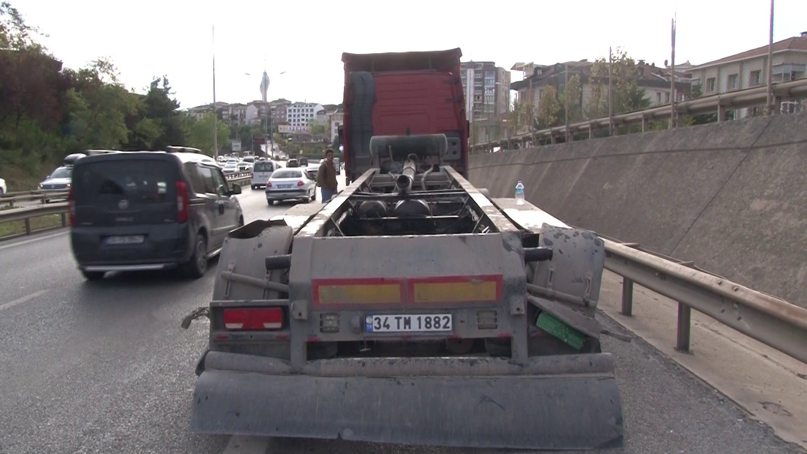 Üsküdar'da damperi açık kalan kamyon köprüye çarptı