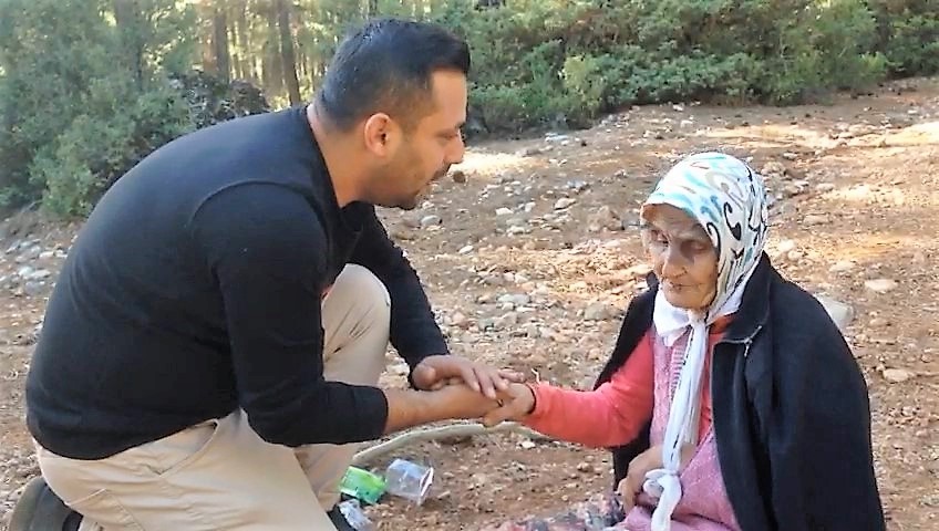 100 saattir dağ taş aranan yaşlı kadını İHA muhabiri buldu