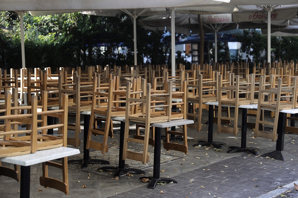 Yunanistan'da restoran sahipleri kepenk indirdi