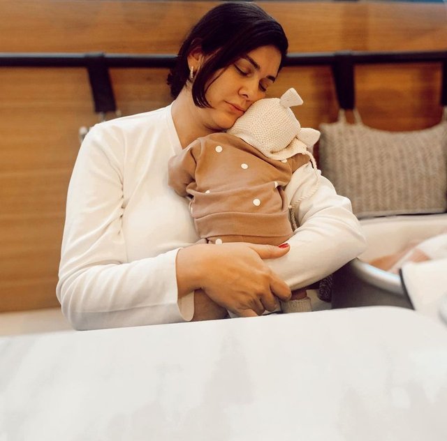 Bergüzar Korel’den anne-kız pozu! Paylaşımına beğeni yağdı