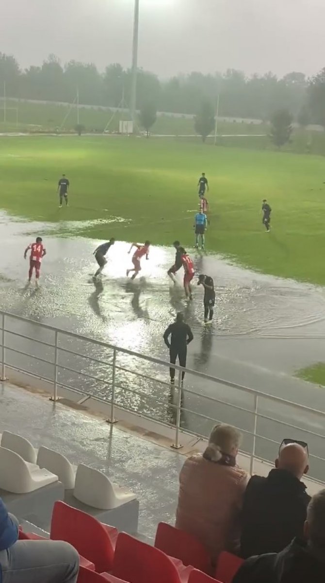 Antalyaspor-Trabzonspor U19 maçı adeta gölde oynandı: Tepkiler üst üste geldi