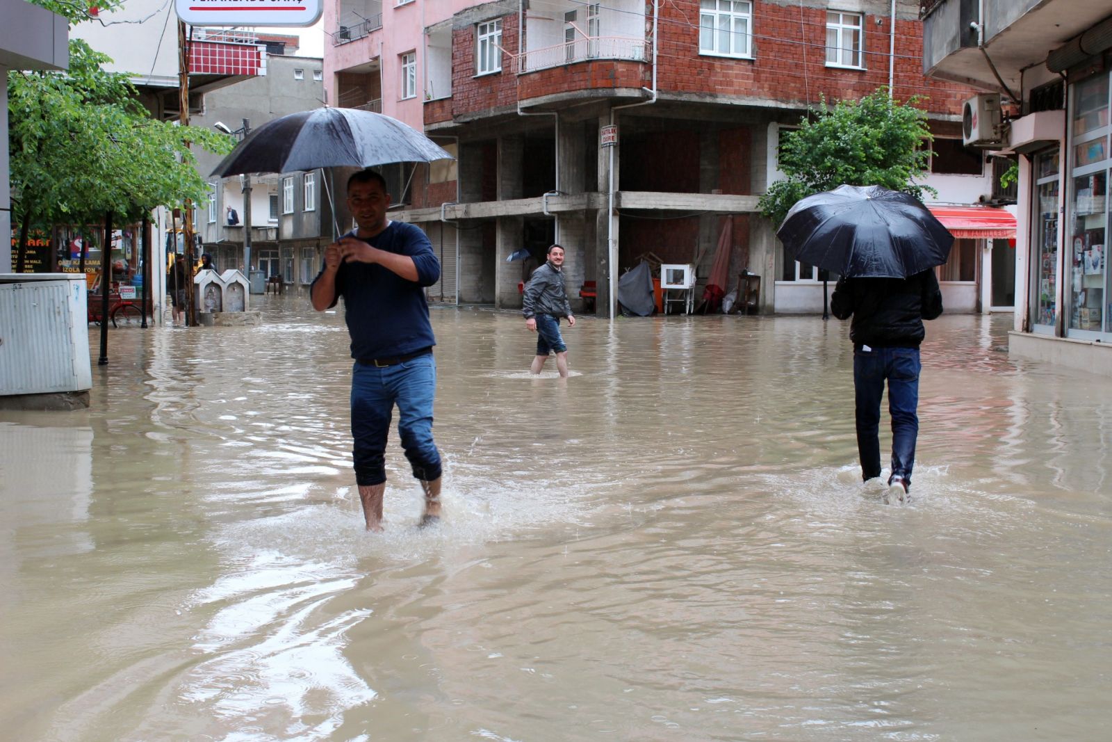 Ünye sele teslim! Son 10 yılın en büyük yağışı
