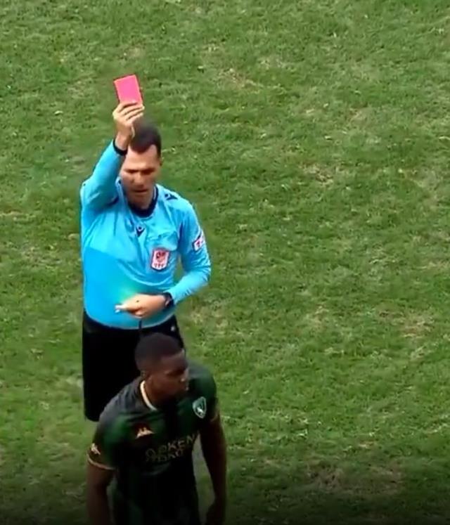 Türk futbol tarihinde bir ilk: Gösterilen kırmızı kart herkesi şaşırttı