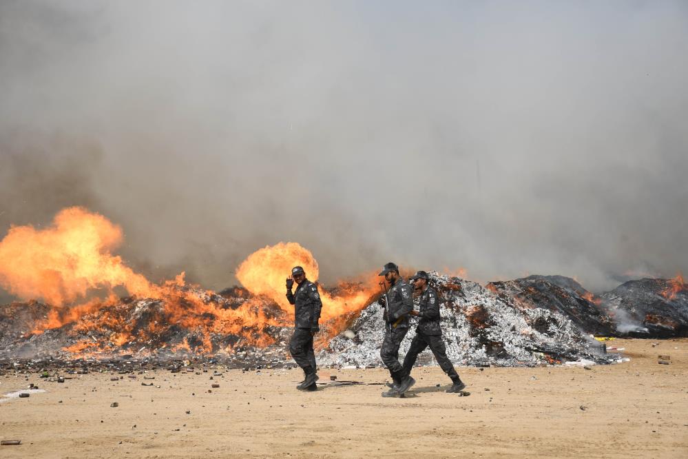 Pakistan’da 250 milyon dolar değerinde uyuşturucu ve kaçak mal imha edildi