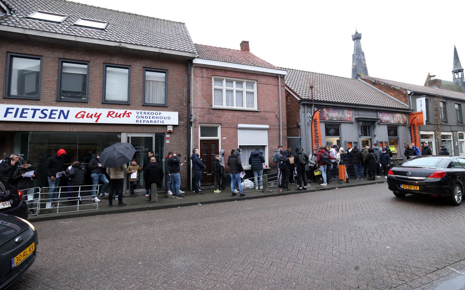 Havai fişek yasağı Hollandalıları durduramadı! Belçika'ya akın ettiler