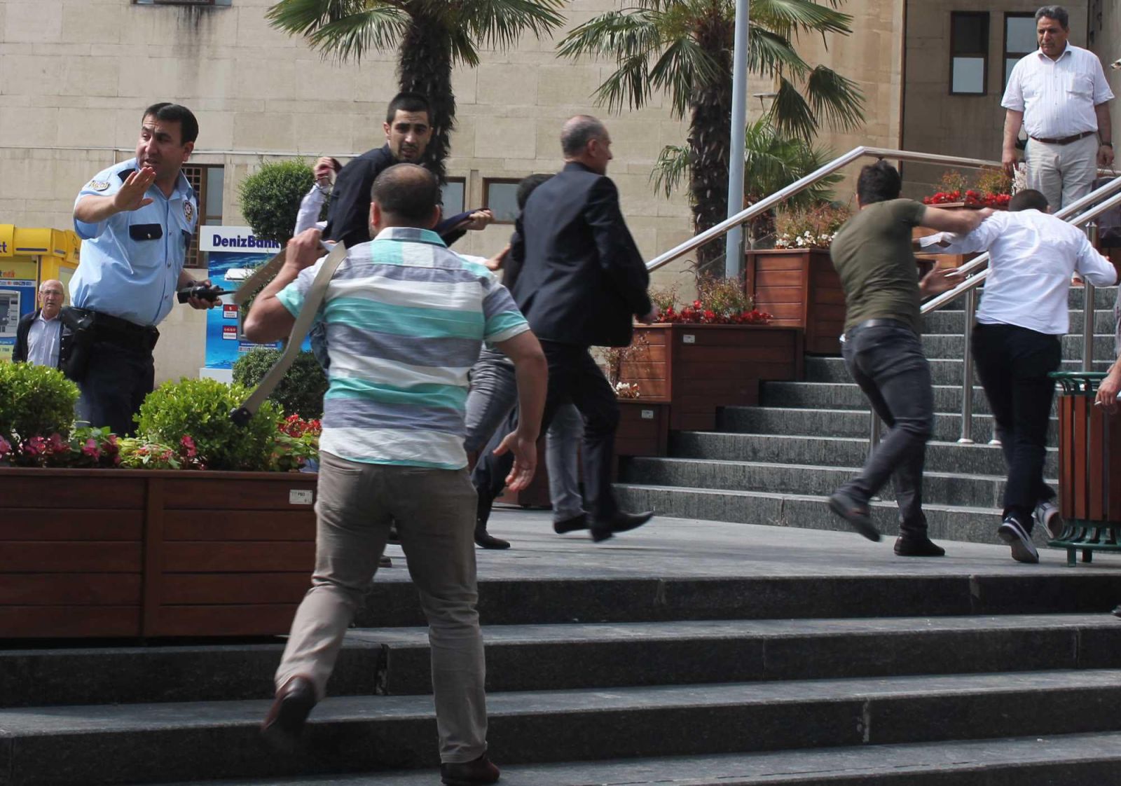 Cinayet davası öncesi meydan kavgası