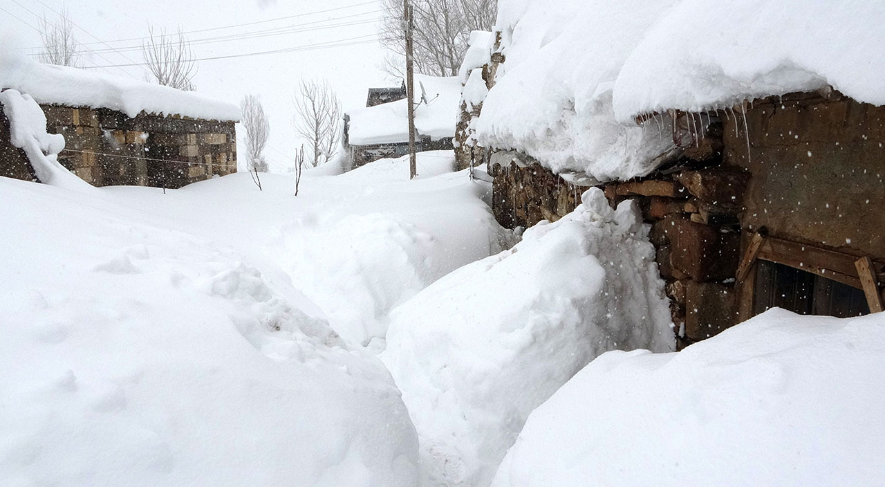 Yazı beklerken kış geldi! Kalınlık 2 metreyi buldu, kar bir köyü adeta yuttu