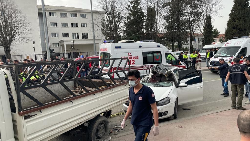 Sakarya'da kontrolden çıkan araç dehşet saçtı, ölü ve yaralılar var