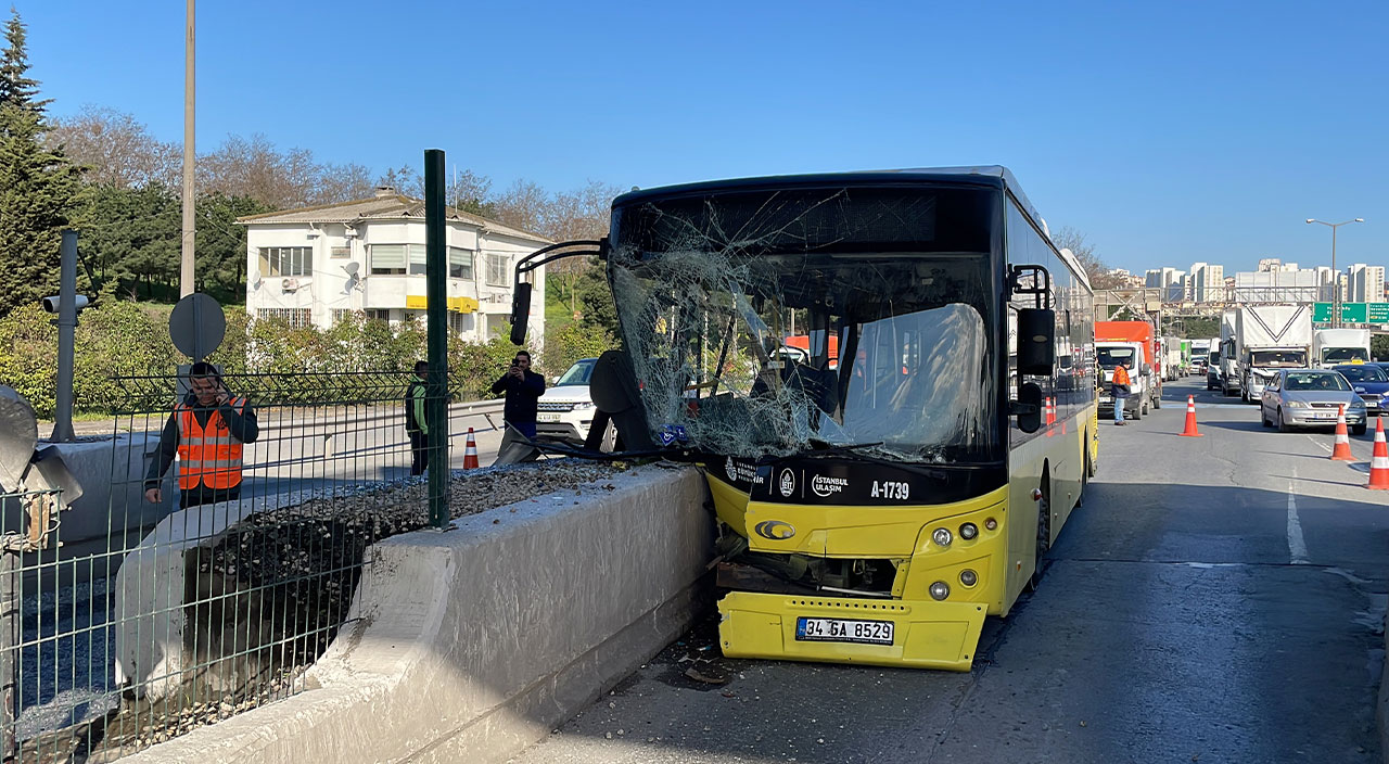 İETT otobüsü bariyerlere ok gibi saplandı
