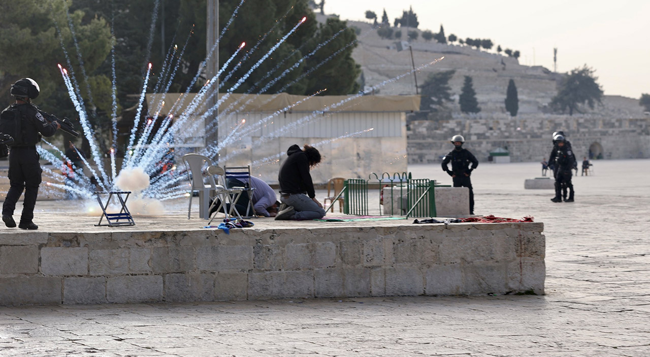 İşgalci İsrail'den Mescid'i Aksa'ya baskın! Sabah namazından sonra saldırdılar