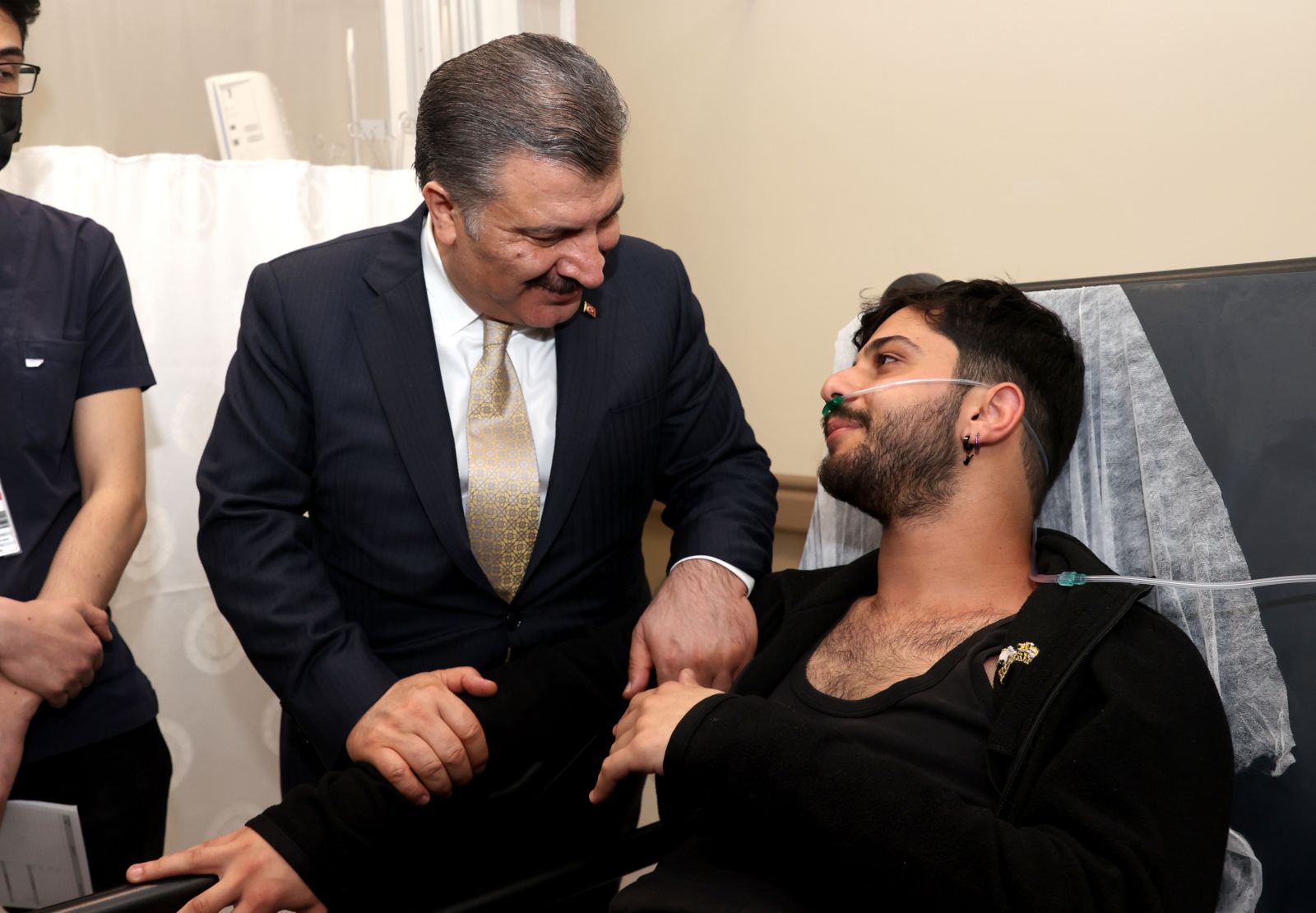 Bakanı Koca'dan sağlık çalışanlarına gece yarısı sürprizi