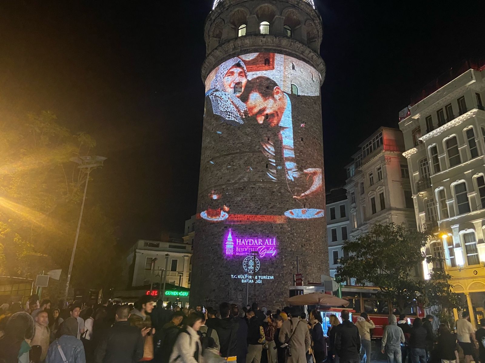 Galata Kulesi annelerin fotoğraflarıyla süslendi