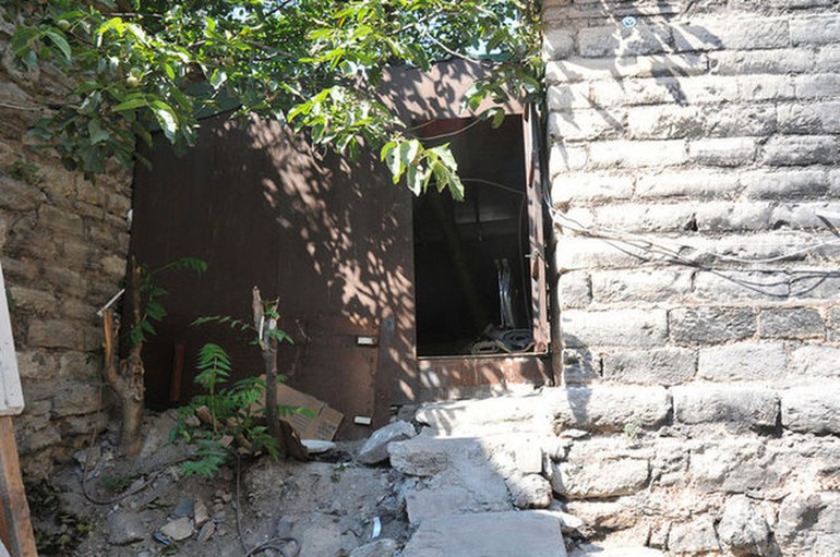 Tahliye olduğu gibi 3 kişi vurup, kahvehane taradı