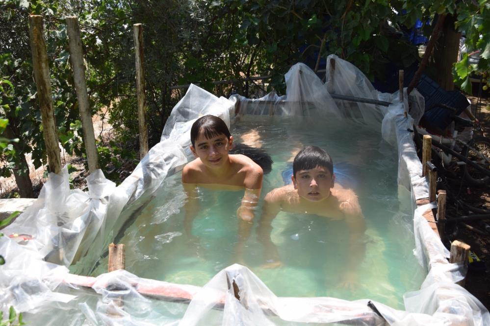 Çocuklarını denize götüremeyen aile çareyi römorkta buldu