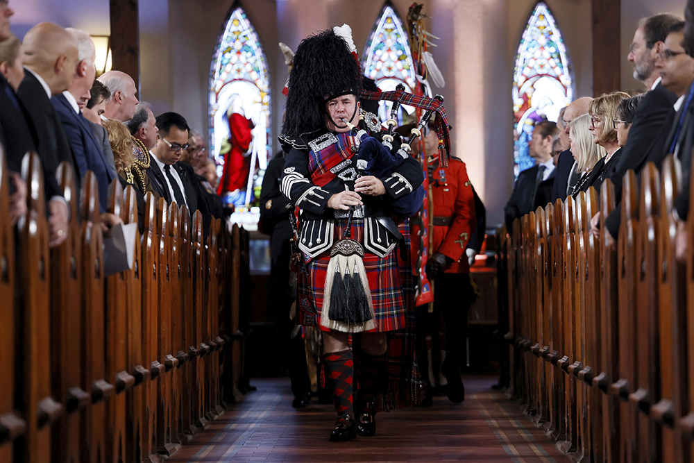 Kraliçe 2. Elizabeth'in cenazesi eşi Prens Philip’in yanına defnedildi