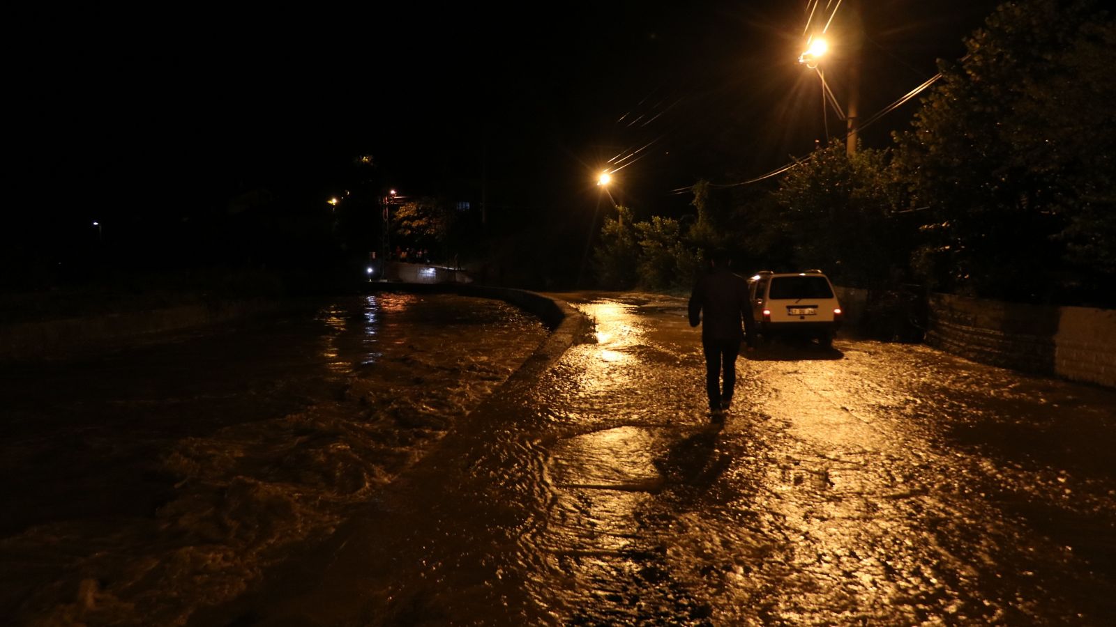 Zonguldak'ta Ilıksu Deresi taştı, mahsur kalan 20 kişiyi AFAD kurtardı