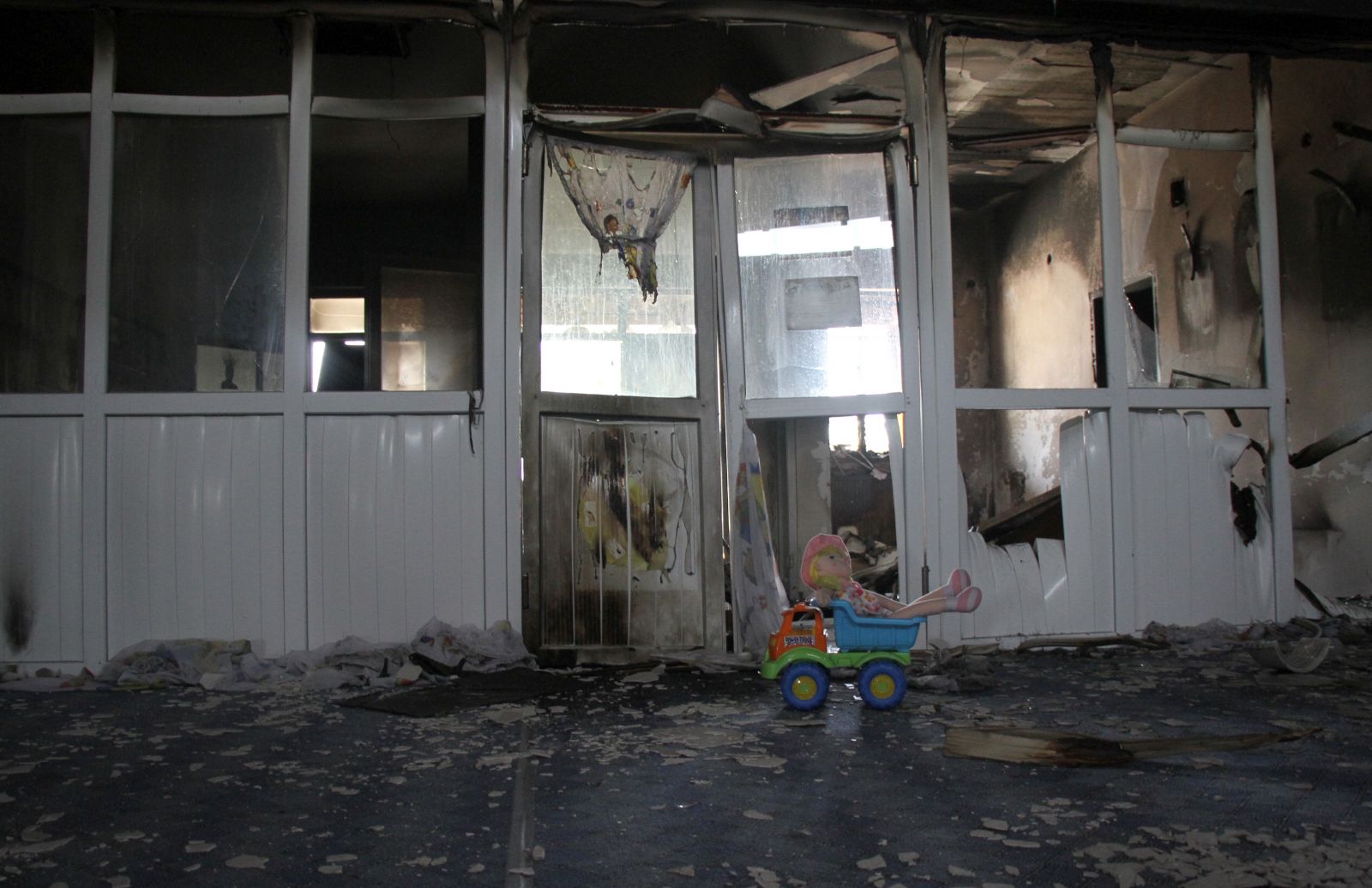 PKK'lılar anaokuluna saldırdı,  Türk bayrağını indirdi