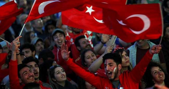 Türk bayraklarını hazmedemediler