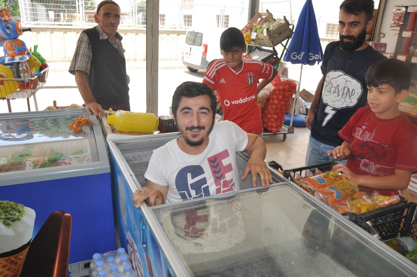Sıcaktan bunalan Bursalı dondurma dolabına girdi