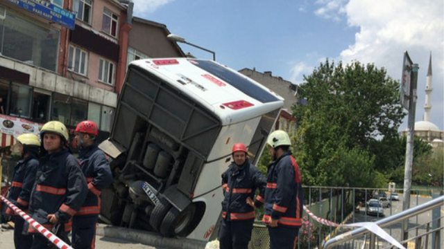 E-5'te korkunç kaza! Servis minibüsü taksileri ezdi: 3 yaralı