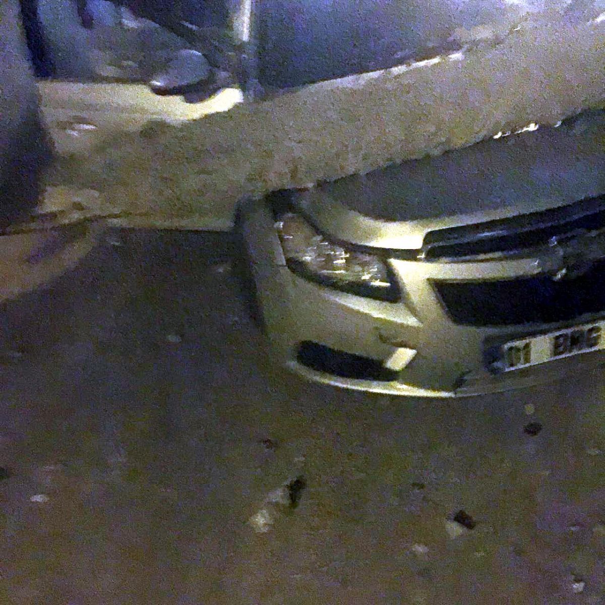 Adana'da bir çocuk polisle çatışınca yaralı olarak yakalandı