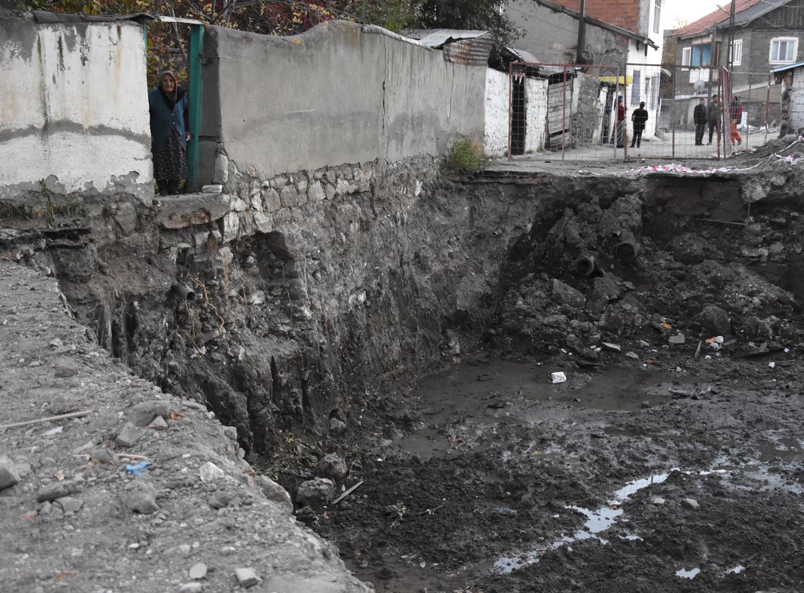 Evinin kapısı 5 metrelik çukura açılıyor!