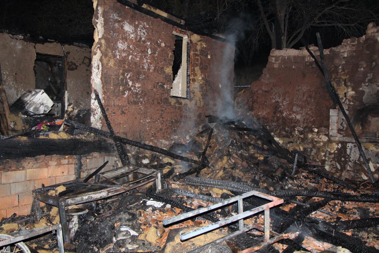 Evlerinde çıkan yangında 2 kız kardeş hayatını kaybetti