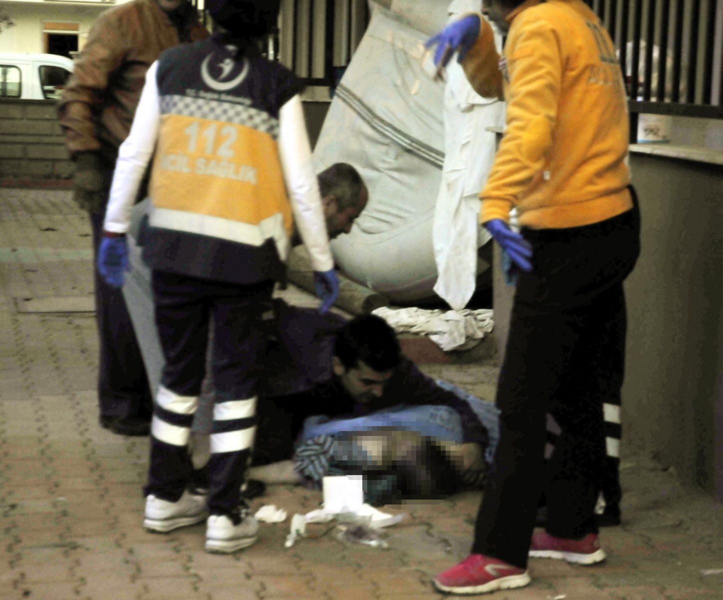 İkinci kattan düşüp ölen annesinin başından ayrılmadı