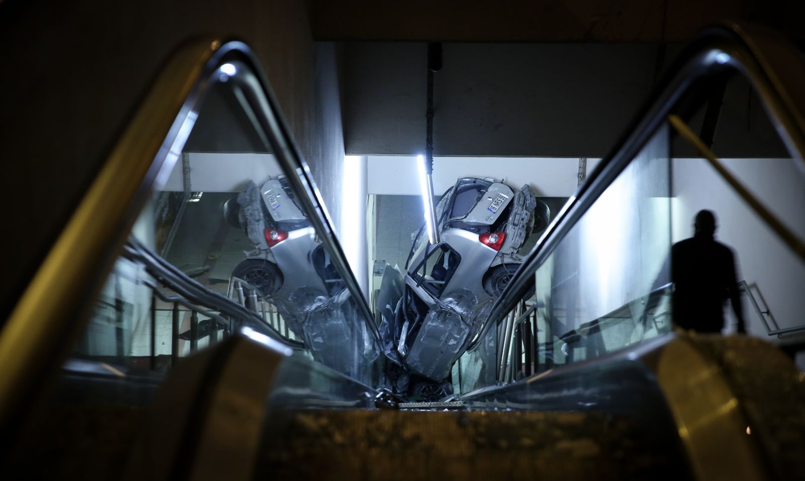 Otomobil metro yaya alt geçidine uçtu