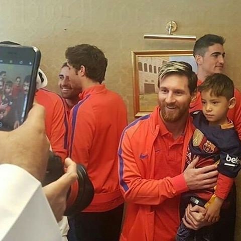 Messi poşetten formasını yapan Afgan Murtaza ile buluştu
