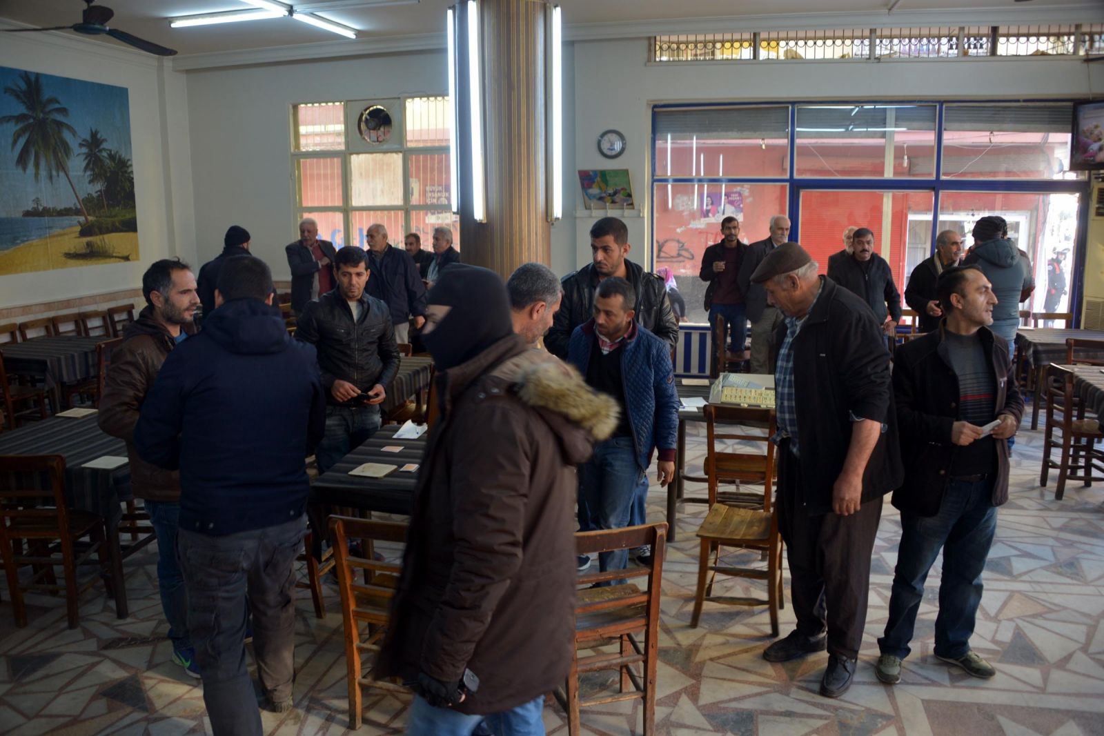 Polis, duvarlardaki PKK sloganlarını sprey boya ile kapattı