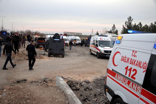 Polisler şehit oldu, o yanlarına gidip silahı çaldı!
