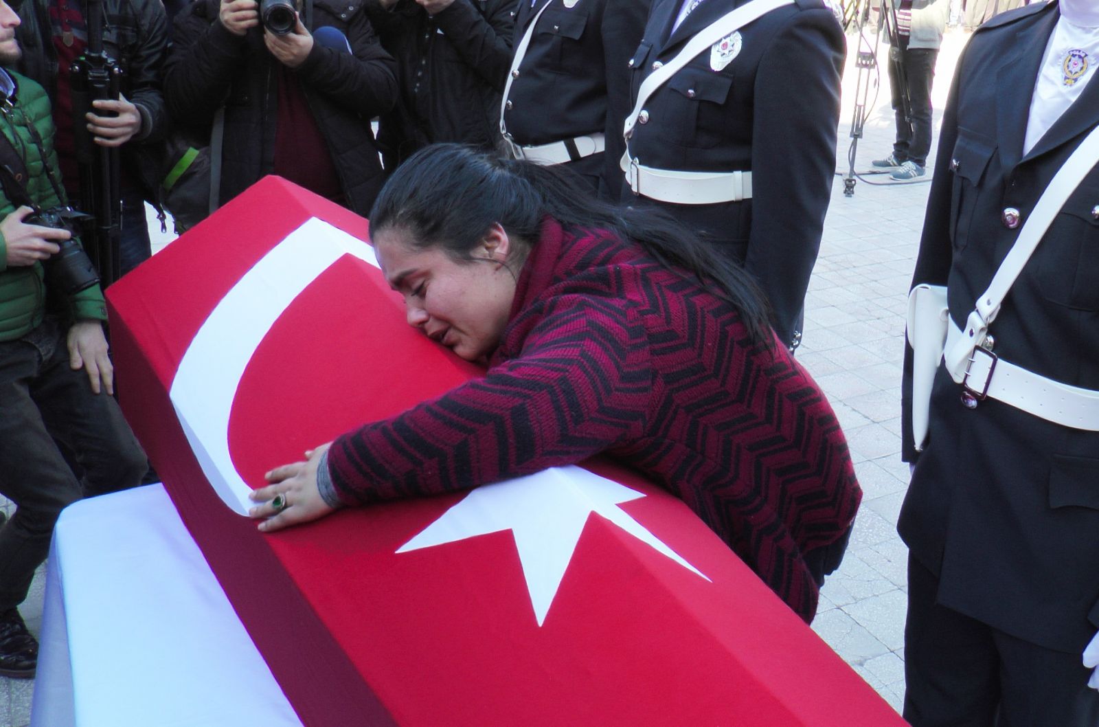 Şehit cenazede ilginç olay! Sarıldı, ağladı ama...