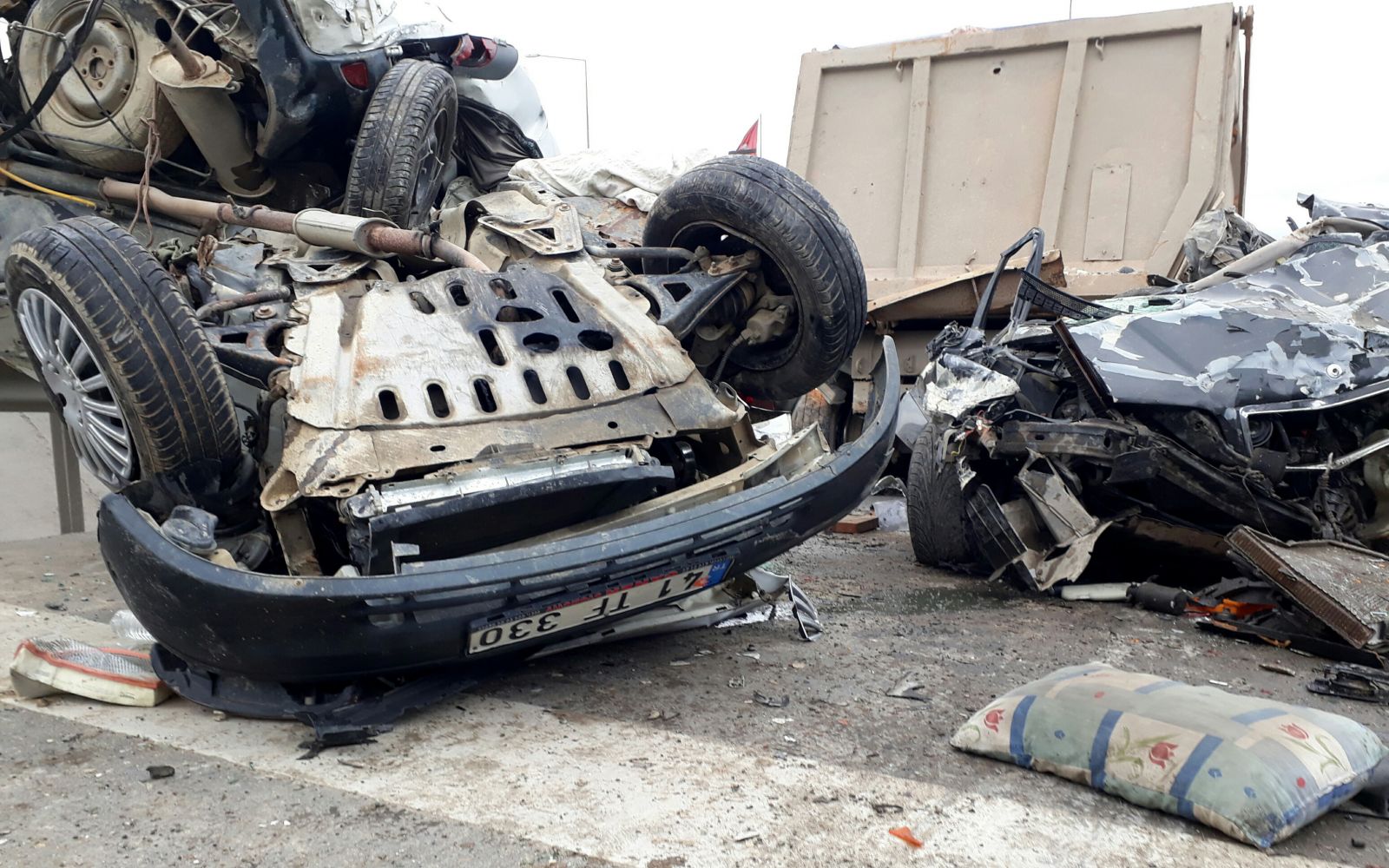 Freni patlayan kamyon 12 aracı biçti, ölü ve yaralılar var